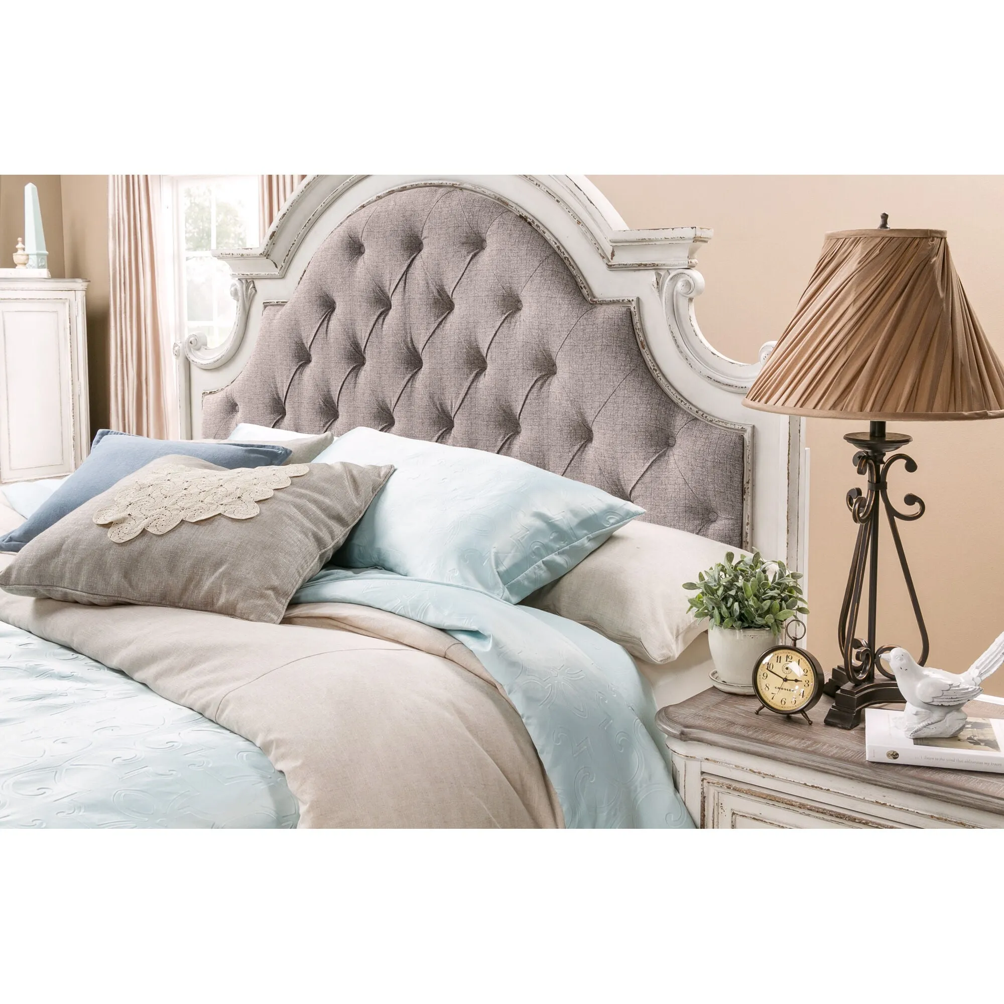 Magnolia Manor Upholstered 4 Piece Room Group